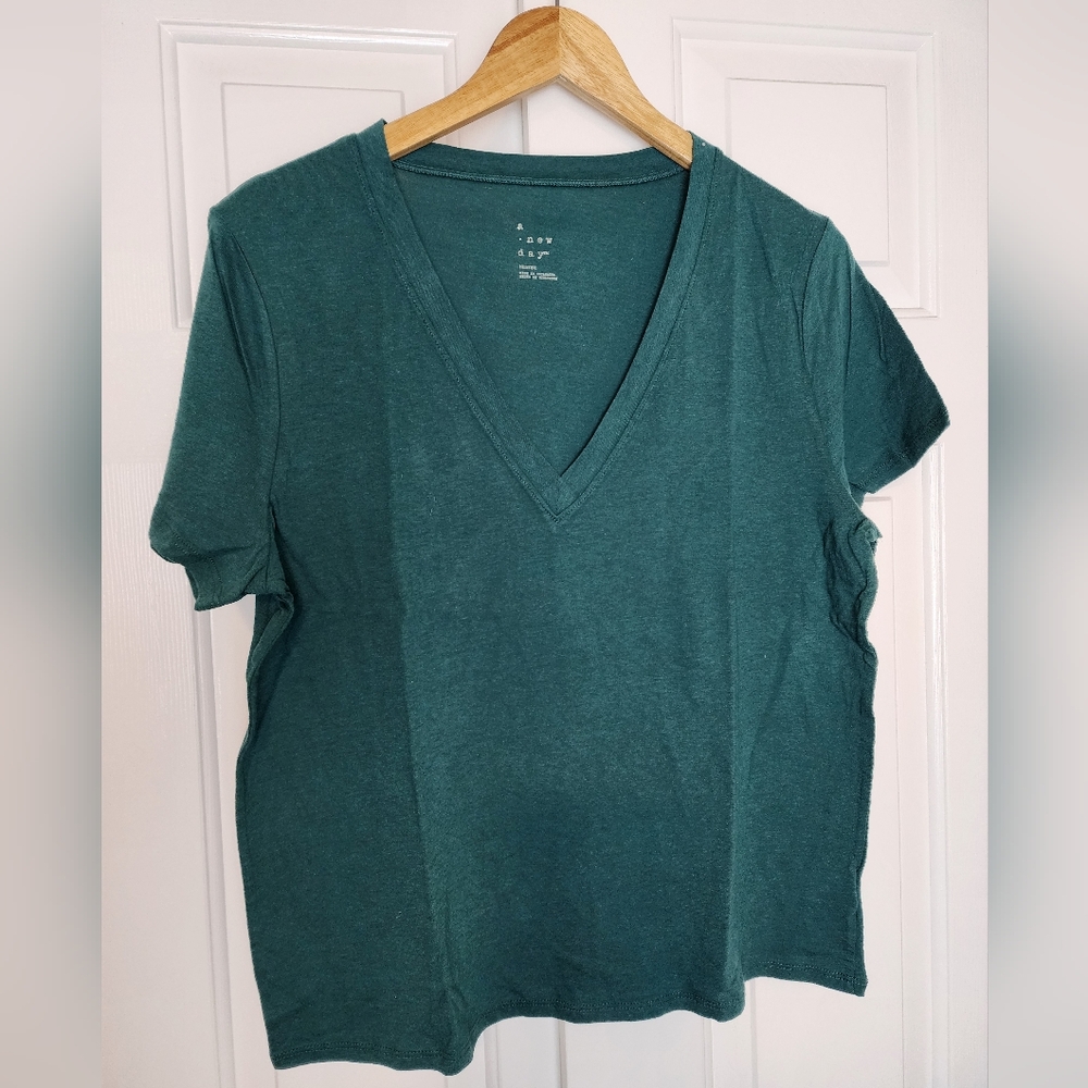 A New Day Hunter Green V-Neck Short Sleeve Women's Tee Size M NWT